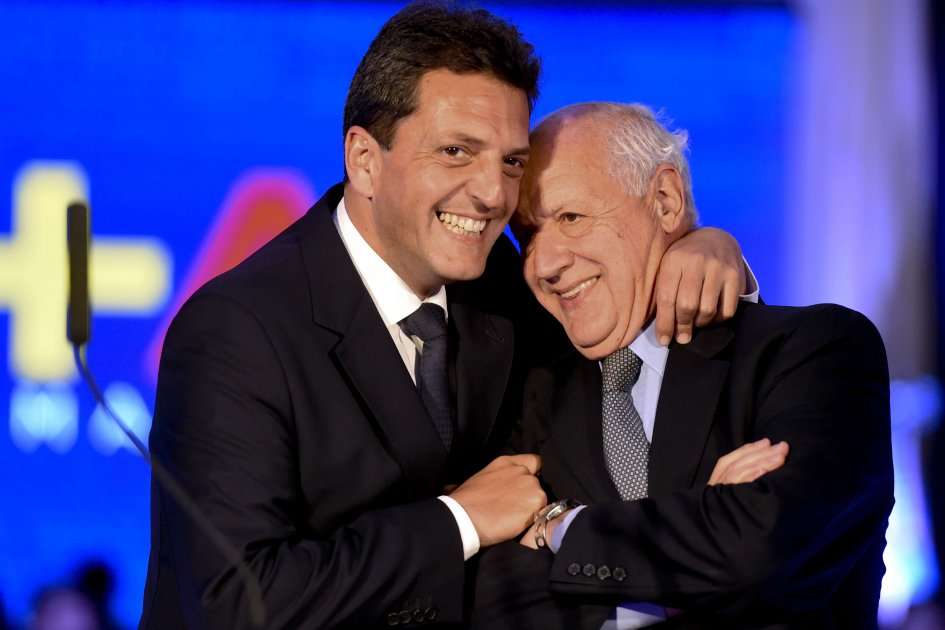 Aunque terminó tercero, el candidato de UNA, Sergio Massa (izquierda), es el fiel de la balanza para la segunda vuelta. Aquí bromea con el exministro de Economía Roberto Lavagna. / AFP PHOTO / EITAN ABRAMOVICH