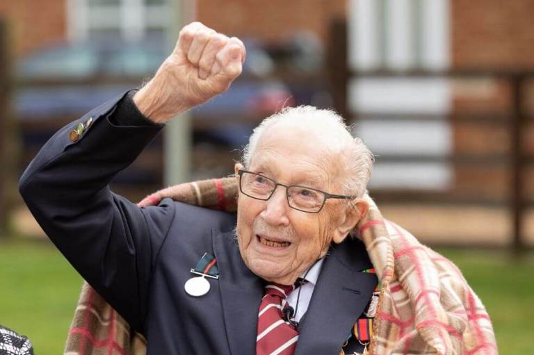 El capitán Moore, otro héroe en medio de la pandemia, celebra sus 100 años