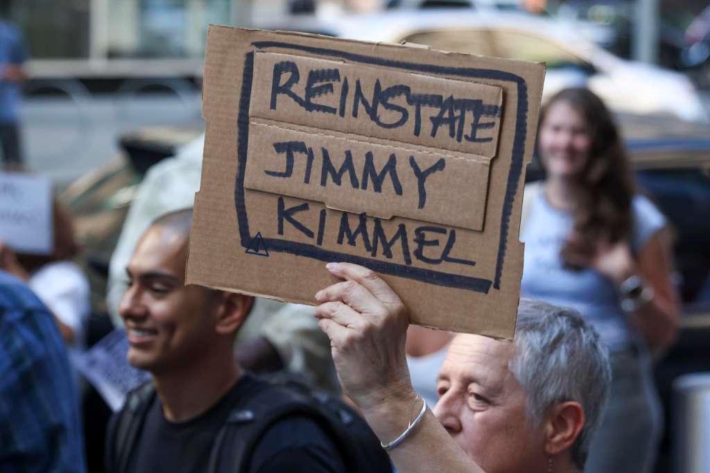NEW YORK (United States), 18/09/2025.- People protest outside an ABC office in reaction to US TV host Jimmy Kimmel's suspension from his late night talk show in New York, New York, USA, 18 September 2025. ABC announced on 17 September that 'Jimmy Kimmel Live!' was indefinitely suspended from air following criticism from Brendan Carr, the Federal Communications Commission chair, for comments Kimmel made about the right-wing activist Charlie Kirk’s suspected killer. (Protestas, Nueva York) EFE/EPA/SARAH YENESEL