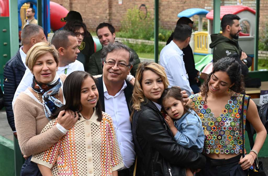 Gustavo Petro en compañía de su esposa Verónica, sus hijas Antonella, Andrea, Sofía y su pequeña nieta Victoria.