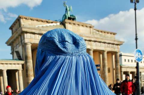 Mujer que paseó por Medellín en burka es parte de un experimento social