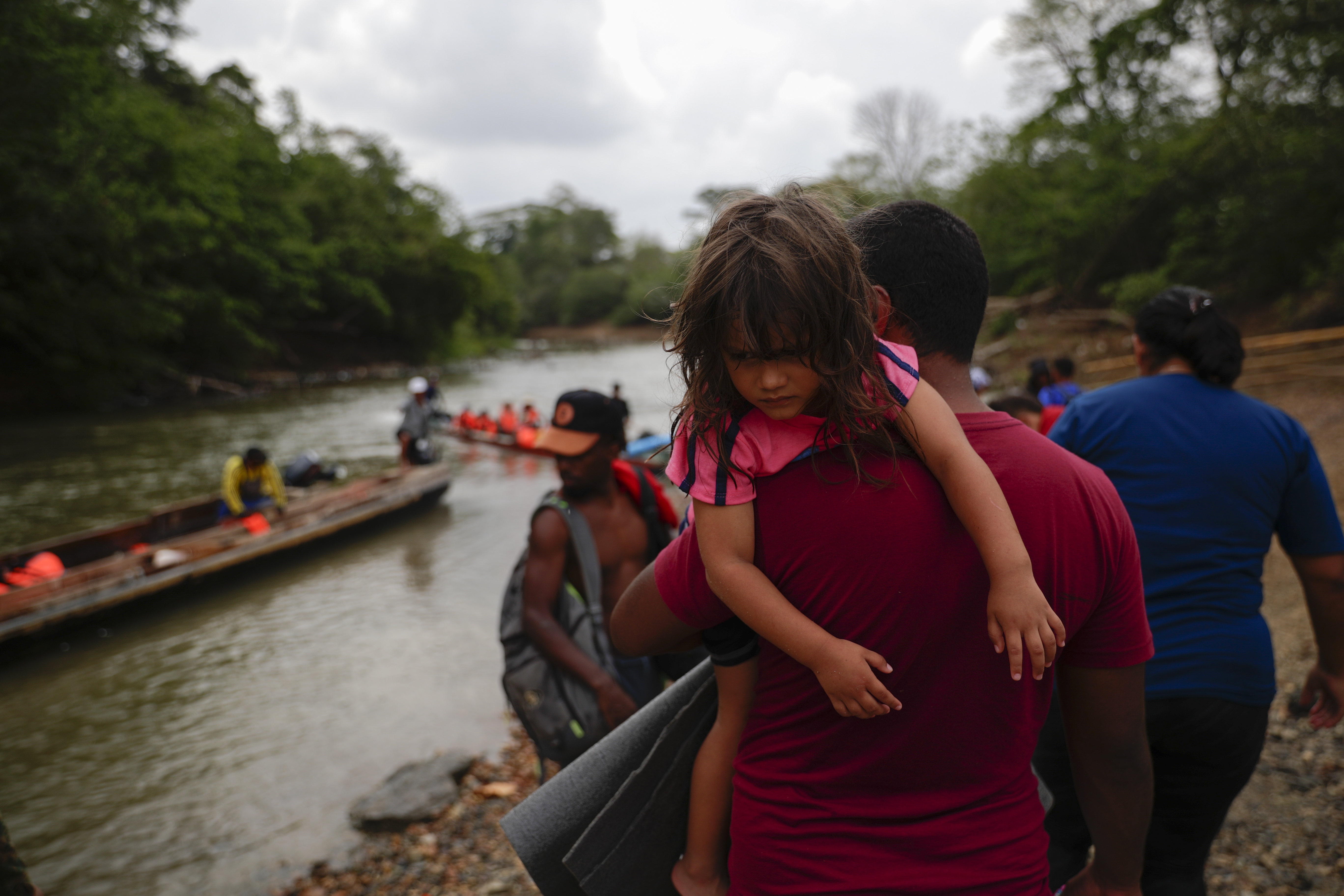 ACOMPAÑA CRÓNICA PANAMÁ CRISIS MIGRATORIA***AME2885. LAJAS BLANCAS (PANAMÁ), 03/05/2024.- Migrantes descienden de canoas para llegar a una estación de recepción migratoria luego de cruzar la selva del Darién con rumbo a los Estados Unidos, el 10 de abril de 2024, en Lajas Blancas (Panamá). La migración hace tiempo que dejó de ser una cosa de hombres. Mujeres solas, con niños o con sus parejas dejan atrás sus hogares teniendo que atravesar un "infierno" como la selva del Darién, donde son víctimas de violaciones o robos mientras cargan con sus hijos: "vamos, ya falta poco". EFE/ Bienvenido Velasco