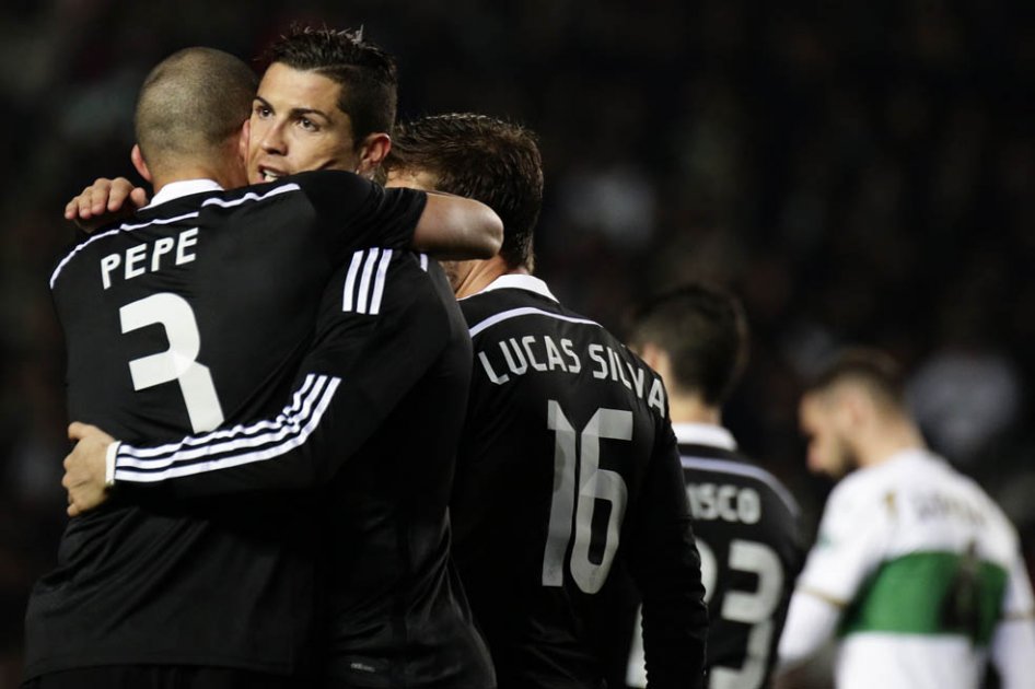Cristiano Ronaldo celebra el segundo tanto de Real Madrid contra el Elche. Foto: AFP