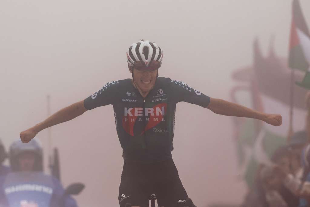CUITU NEGRO, 01/09/2024.- El español Pablo Castrillo (Kern Pharma) celebra su victoria en la decimoquinta etapa de la Vuelta ciclista a España disputada este domingo entre Infiesto y Cuitu Negru, con 143 kilómetros de recorrido. EFE/Javier Lizón