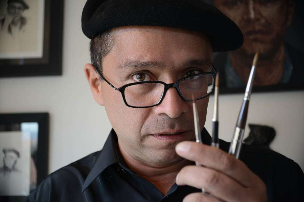 Para José Alberto Martínez, sus lápices preferidos son el Ebony y el Graphite Acuarelle 8B. / Pamela Aristizábal - El Espectador.