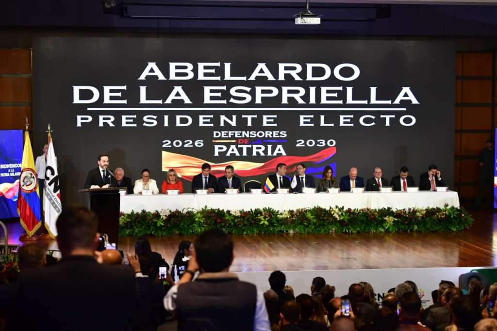 El Consejo Nacional Electoral entregó este jueves las credenciales a Abelardo de la Espriella.