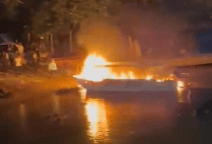 Embarcación de la empresa Mineros S.A. tras ser incendiada por manifestantes del paro minero.