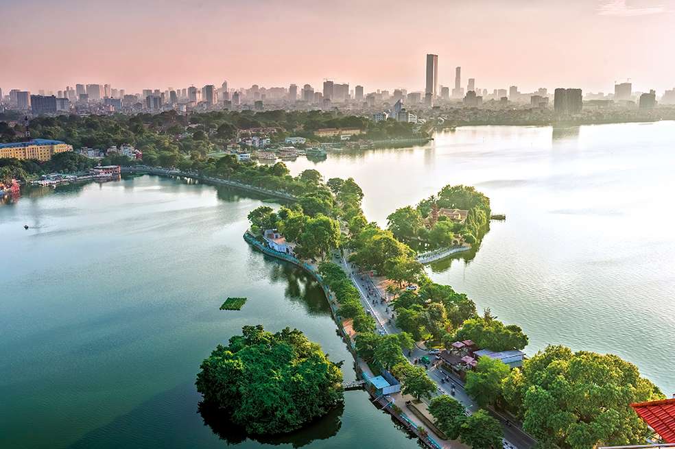 Hanoi capital de Vietnam, es conocida por su arquitectura de siglos de antigüedad y su rica cultura con influencias de Francia, China y el Sudeste Asiático.