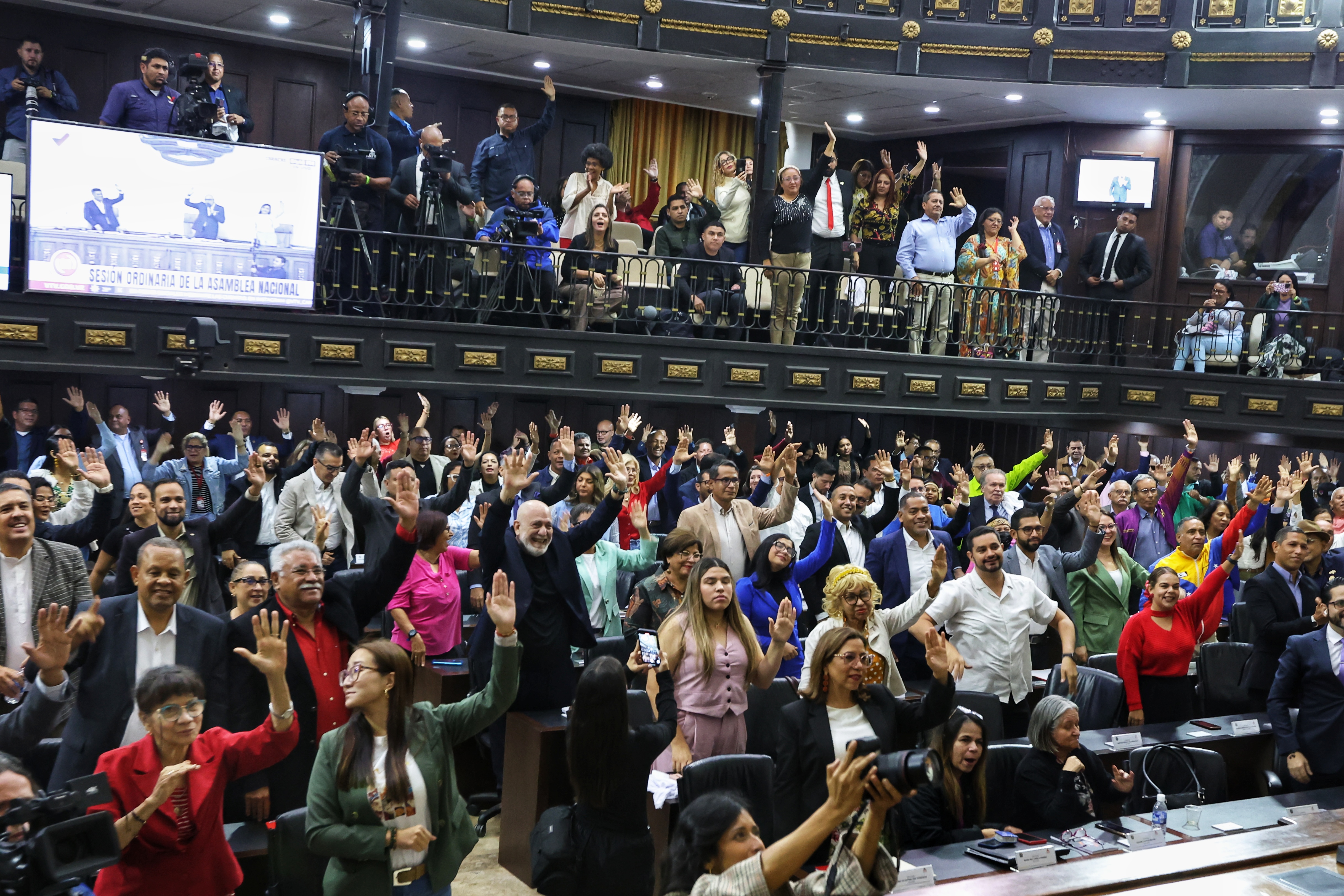 AME5789. CARACAS (VENEZUELA), 08/10/2024.- Fotografía cedida por Prensa de la Asamblea Nacional de Venezuela (AN) de una sesión en Caracas (Venezuela). El Parlamento de Venezuela, controlado por el chavismo, aprobó este martes un acuerdo que insta al Gobierno de Nicolás Maduro a romper las relaciones diplomáticas, consulares y comerciales con España, en respuesta a la decisión del Congreso español de reconocer al opositor Edmundo González Urrutia -exiliado en Madrid- como ganador de las presidenciales del 28 de julio. EFE/ Prensa De La Asamblea Nacional De Venezuela / SOLO USO EDITORIAL/ SOLO DISPONIBLE PARA ILUSTRAR LA NOTICIA QUE ACOMPAÑA (CRÉDITO OBLIGATORIO)