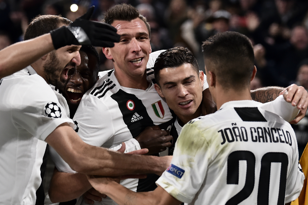 Dyabala celebró su gol con Cristiano Ronaldo. / AFP