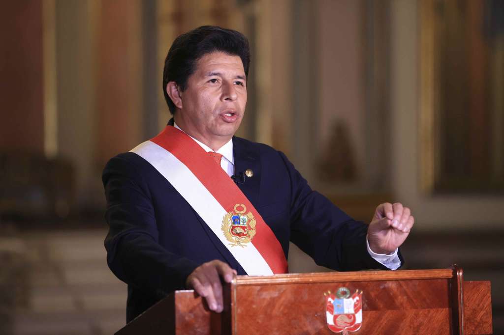 CORRIGE FUENTE DE LA FOTOGRAFÍA. AME5850.LIMA, 25/11/2022.- El presidente de Perú, Pedro Castillo, anunció este jueves que renovará su gabinete de ministros tras confirmar la renuncia del primer ministro, Aníbal Torres, luego de que la mesa directiva del Congreso rechazara "de plano" el planteamiento de un voto de confianza que hizo la semana pasada. EFE/ Cortesía Presidencia de Perú/ SOLO USO EDITORIAL/SOLO DISPONIBLE PARA ILUSTRAR LA NOTICIA QUE ACOMPAÑA (CRÉDITO OBLIGATORIO)