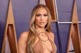 Jennifer López responde a quienes la critican por su manera de posar y vestir ¿Qué dijo JLo?