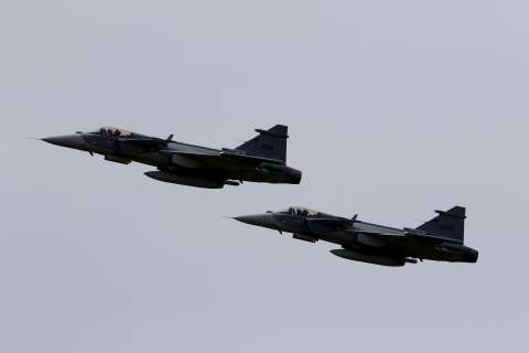 Gobierno De la Espriella revisará las condiciones del contrato de aviones Gripen