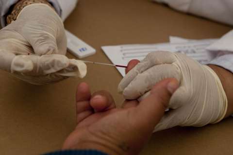 Sistemas de salud al límite por recortes; OMS ve retrocesos como en la pandemia