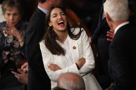 Ocasio-Cortez arrasa en Nueva York y Trump sufre una derrota moral en las primarias de EE.UU.