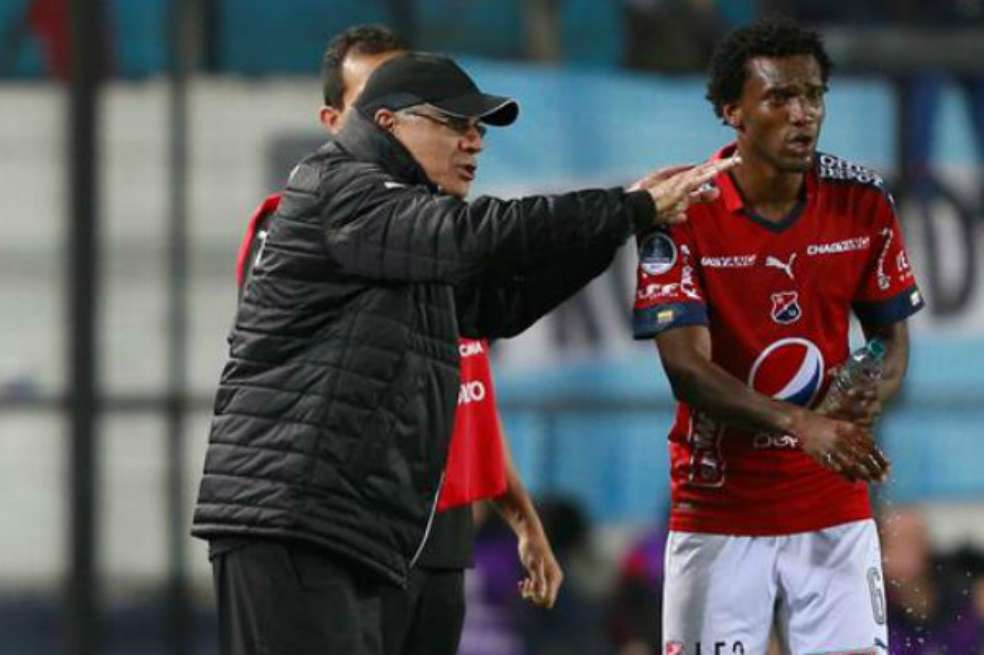 Juan José Peláez dando indicaciones durante un partido de Copa Sudamericana entre Medellín y Racing. / EFE