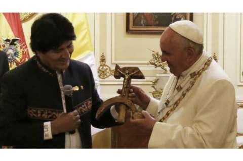 Evo Morales le regaló al Papa un ‘crucifijo comunista’
