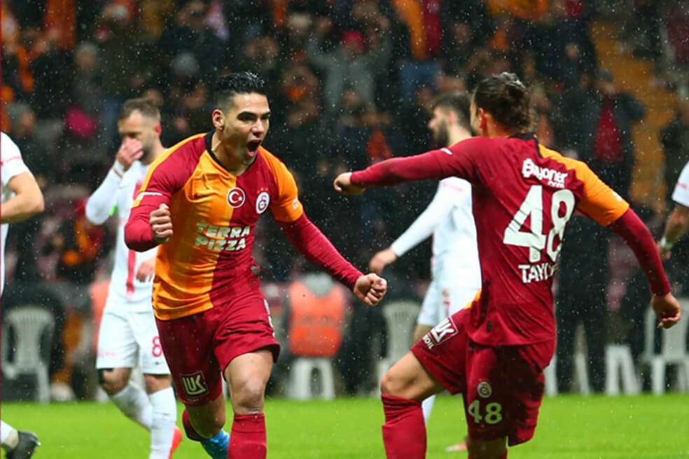 Falcao (i) celebra en medio de la lluvia uno de los goles que anotó este sábado. / @GalatasaraySK