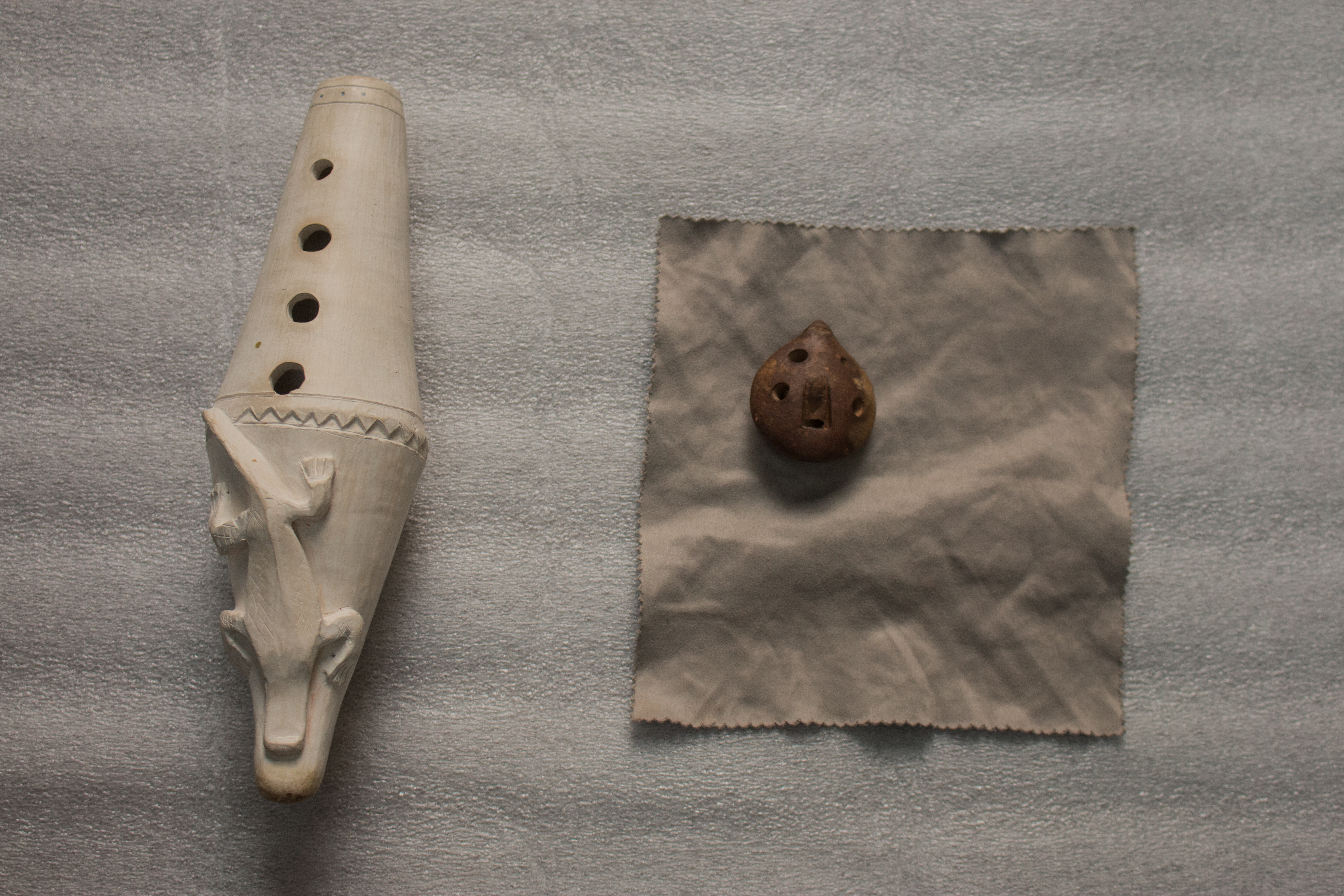 En la imagen: a la izquierda; réplica de la flauta zenú, a la derecha; ocarina de la Amazonía Boliviana.