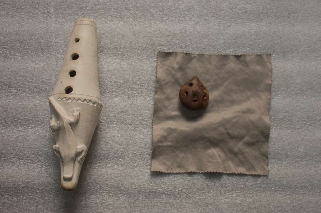 En la imagen: a la izquierda; réplica de la flauta zenú, a la derecha; ocarina de la Amazonía Boliviana.