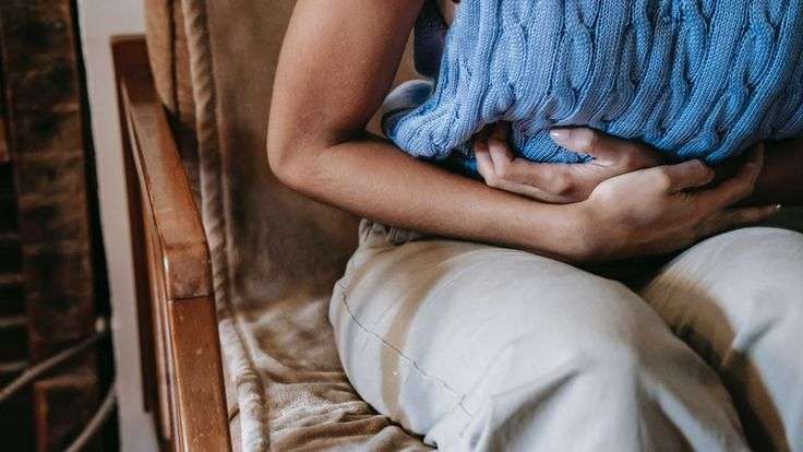 El hígado guarda vitamina B12 y si está enfermo, puede soltar demasiada. Los riñones, por su parte, ayudan a eliminar la vitamina B12 del cuerpo, pero si no están funcionando bien, la vitamina se puede acumular.