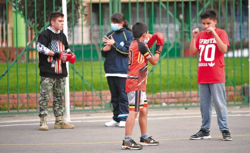 Tres o cuatro días a la semana, niños y jóvenes se dan cita en Fontibón para aprender boxeo y artes marciales mixtas. / Jose Vargas