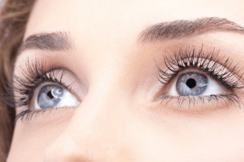 Caspa en las cejas: ¿Cómo eliminar la caspa para siempre?