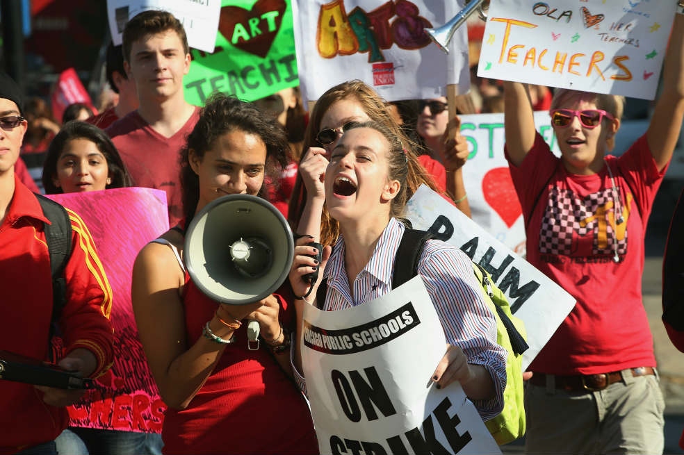 Cerca de 26.000 maestros se manifestaron contra la reforma que traerá lo que ellos llaman un modelo corporativo de la educación. / AFP