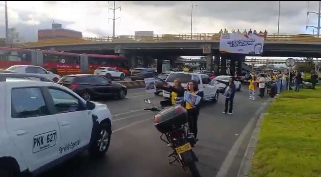 Se presenta un plantón en la Autopista Norte con calle 134, en sentido sur–norte, por una actividad de proselitismo político.