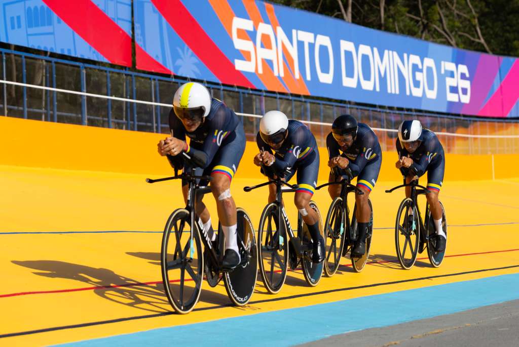 AME3521. SANTO DOMINGO (REPÚBLICA DOMINICANA), 27/07/2026.- Ciclistas de Colombia compiten en persecución por equipos este lunes, durante los XXV Juegos Centroamericanos y del Caribe Santo Domingo 2026, en Santo Domingo (República Dominicana). EFE/ Orlando Barría