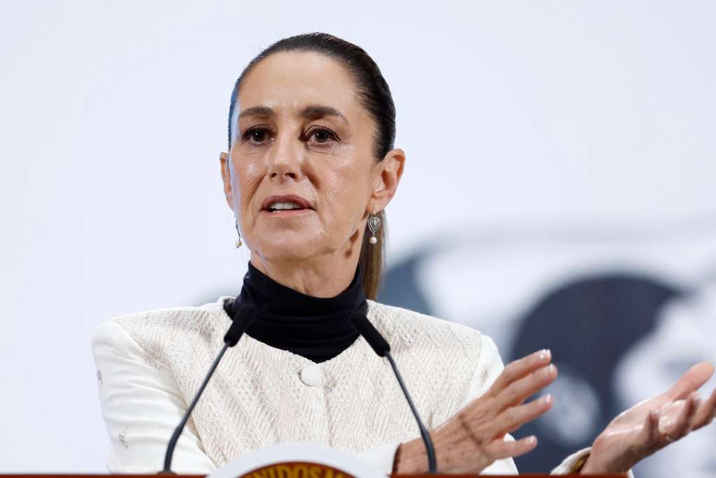 MEX7534. CIUDAD DE MÉXICO (MÉXICO), 11/07/2025.- La presidenta de México, Claudia Sheinbaum, habla durante una rueda de prensa este viernes, en Palacio Nacional de la Ciudad de México (México). Sheinbaum aseguró que al menos 355 migrantes mexicanos han sido detenidos en distintas redadas contra migrantes en Estados Unidos y más de 67.000 han sido repatriados desde el pasado 20 de enero, cuando inició la administración de Donald Trump. EFE/Sáshenka Gutiérrez