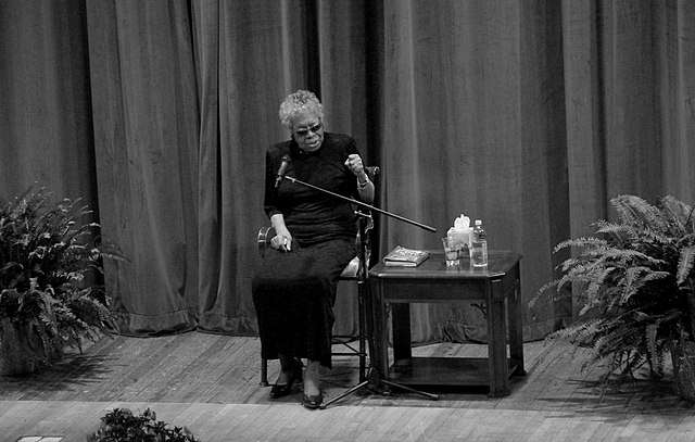 Maya Angelou (foto) nació el 4 de abril de 1928 en San Luis, Misuri, Estados Unidos. Estuvo nominada para el Premio Pulitzer por su libro de poesía “Just Give Me a Cool Drink of Water 'fore I Diiie”
