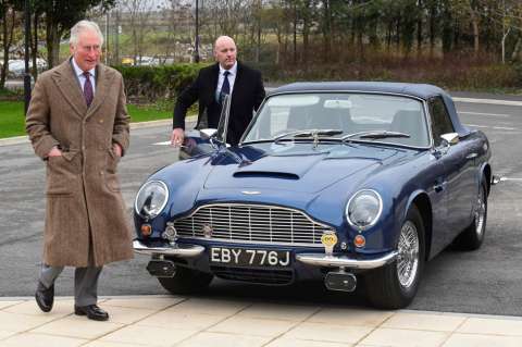 Así es el carro de Carlos de Inglaterra que funciona con vino y queso