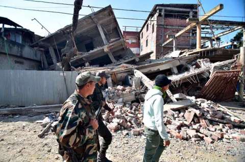 Aumentan a 13 los muertos y a 228 los heridos por sismo en India y Bangladesh