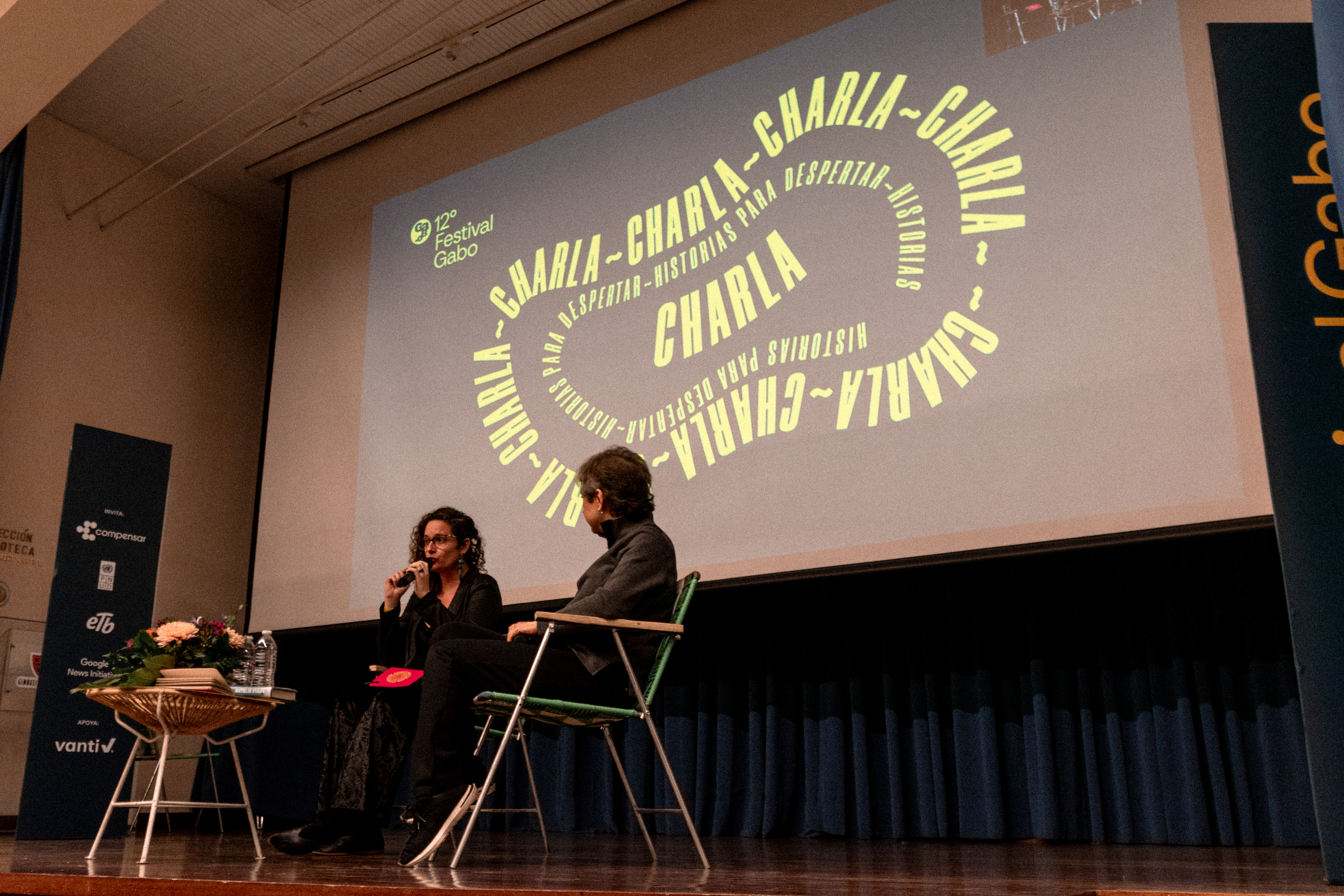 Natalia Viana y Carmen Aristegui.