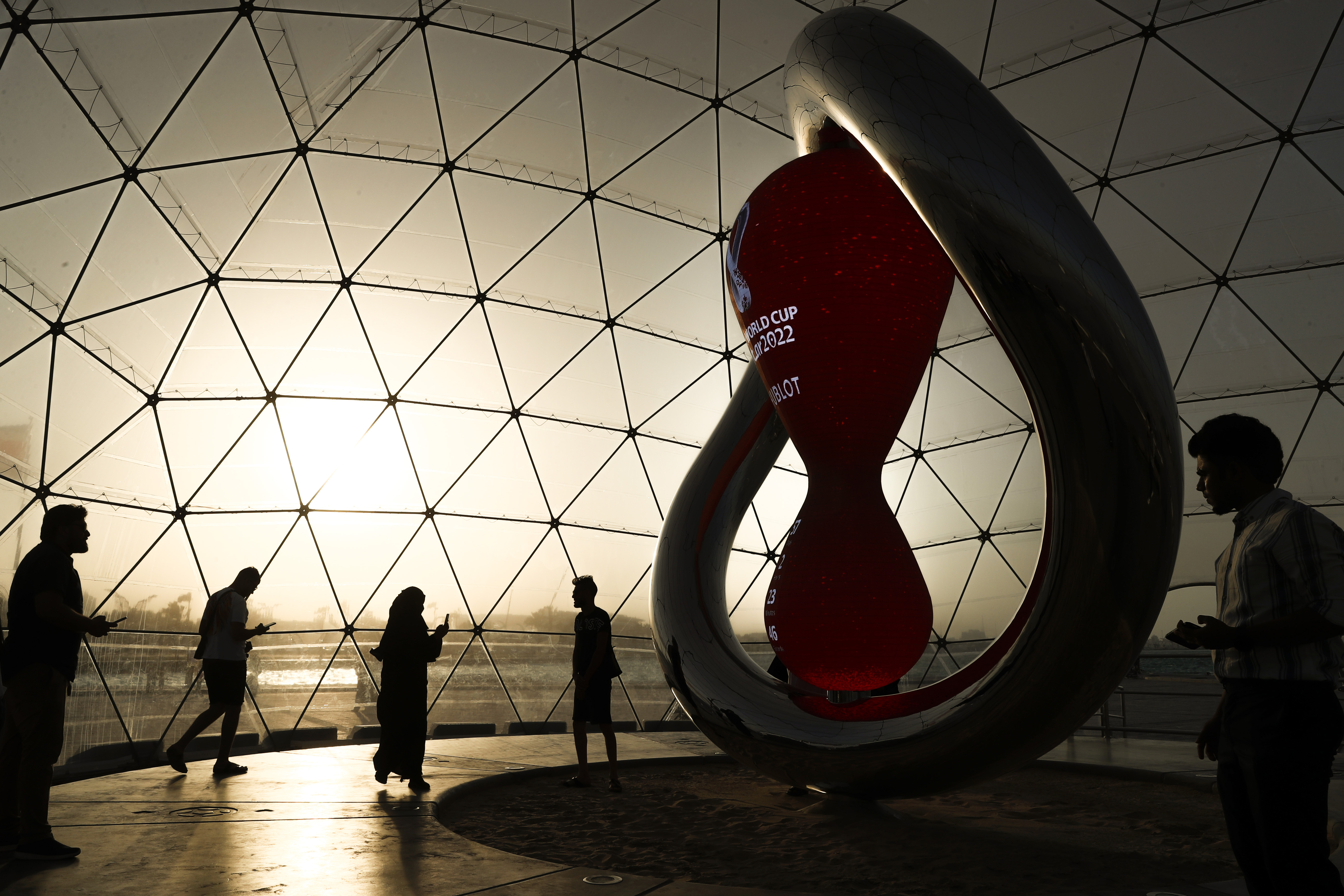 DOHA, 30/09/2022.- A menos de dos meses de que ruede el balón en Lusail (Catar), el alojamiento, el visado para aficionados o la compra de entradas es el primer paso para evitar tensiones de última hora en la planificación para ir al Mundial de Qatar 2022. Organizarse con tiempo y conocer las innumerables opciones para estar lo más cómodo posible durante tu estancia es esencial para aprovechar al máximo el país. En la foto, tomada el 24/09/2022, escultura instalada en el Muelle de Pescadores de La Corniche que marca el tiempo que falta para el inicio de la competición. EFE/ Alberto Estévez