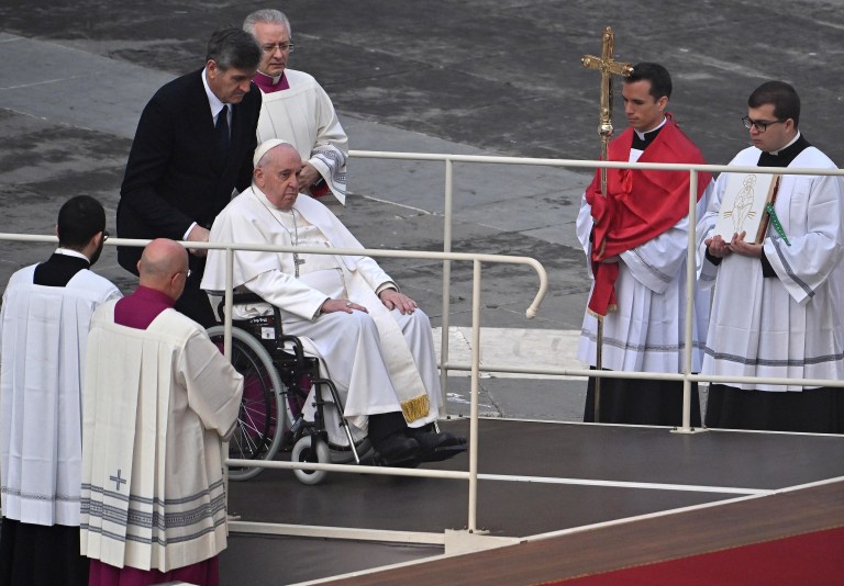 Durante la homilía y otros momentos de la ceremonia, el papa Francisco permaneció en silla de ruedas debido a la afección en la rodilla que lo aqueja.