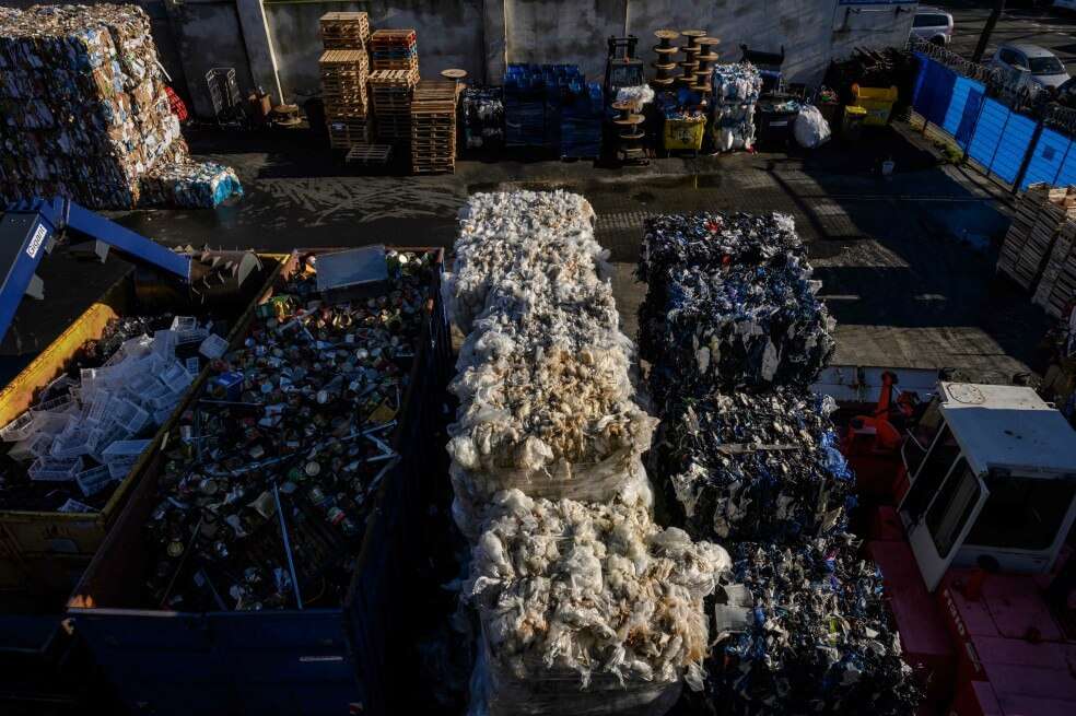 Reciclaje de bolsas plásticas en Berlín, Alemania. / AFP