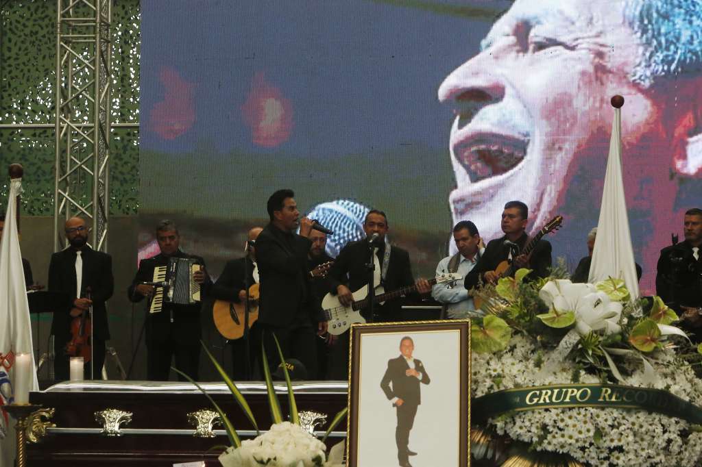 MED101 -MEDELLÍN (COLOMBIA), 28/07/2022.- El cantante colombiano Jhonny Rivera (c), canta frente al féretro del fallecido cantante colombiano Darío Gómez "El rey del despecho", durante un homenaje hoy en el coliseo Yesid Santos en Medellín (Colombia). EFE/Luis Eduardo Noriega A.