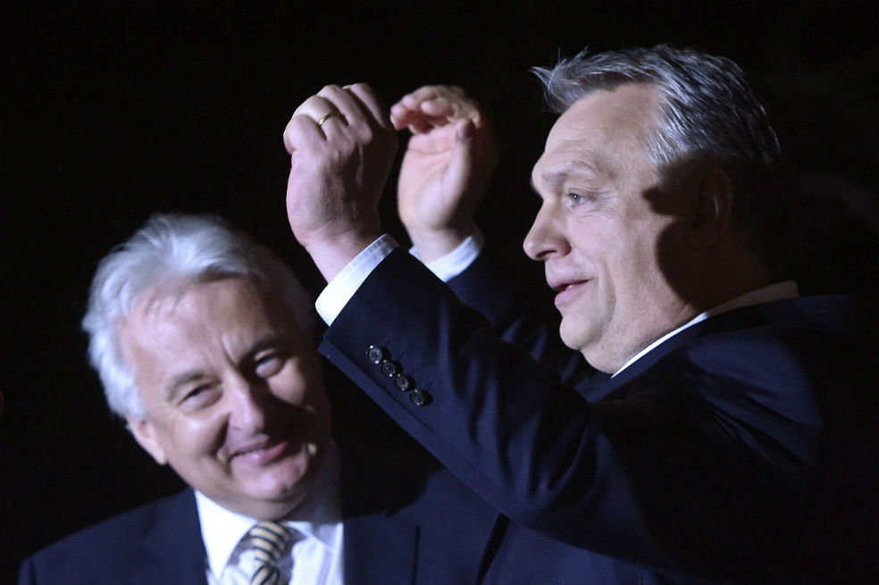 El primer ministro de Hungría, Viktor Orban (derecha) celebra las votaciones que le dieron su tercer mandato consecutivo en el poder. / EFE