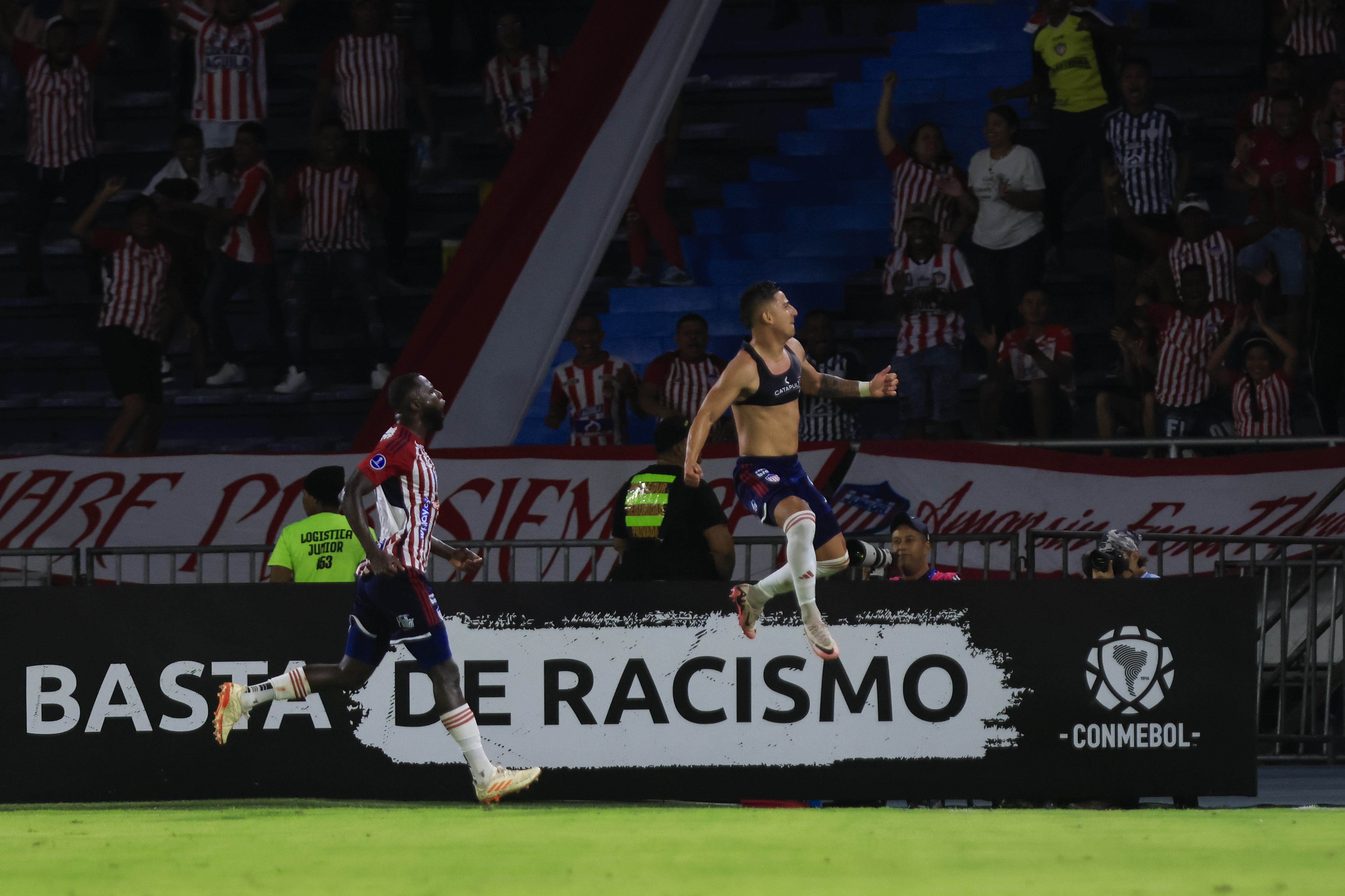AMDEP3339. BARRANQUILLA (COLOMBIA), 06/03/2025.- Guillermo Paiva (d) de Junior celebra un gol este jueves, en un partido de la Copa Sudamericana entre Junior de Barranquilla y América de Cali en el estadio Metropolitano Roberto Meléndez en Barranquilla (Colombia). EFE/ Ricardo Maldonado Rozo