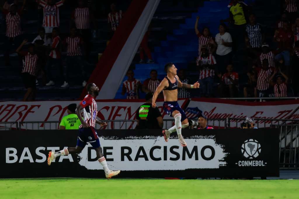 AMDEP3339. BARRANQUILLA (COLOMBIA), 06/03/2025.- Guillermo Paiva (d) de Junior celebra un gol este jueves, en un partido de la Copa Sudamericana entre Junior de Barranquilla y América de Cali en el estadio Metropolitano Roberto Meléndez en Barranquilla (Colombia). EFE/ Ricardo Maldonado Rozo
