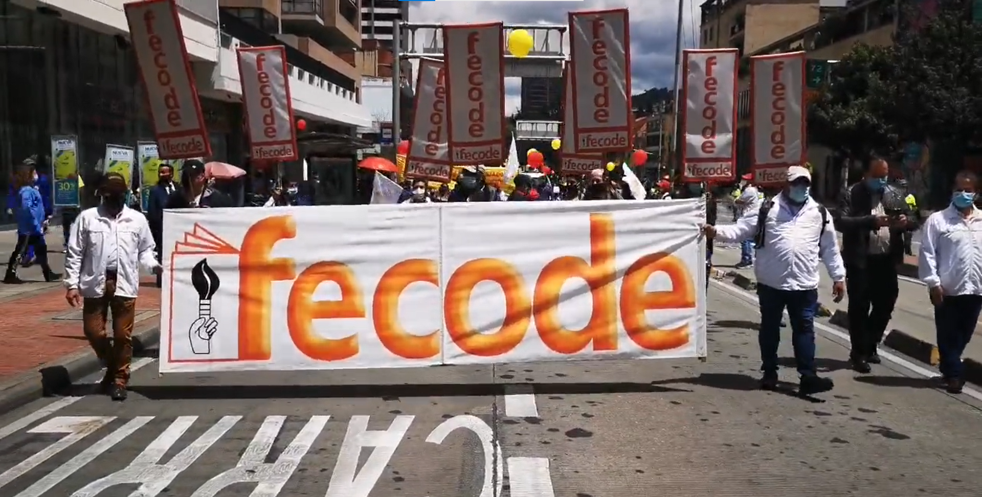 Personas manifestando con letreros de Fecode.