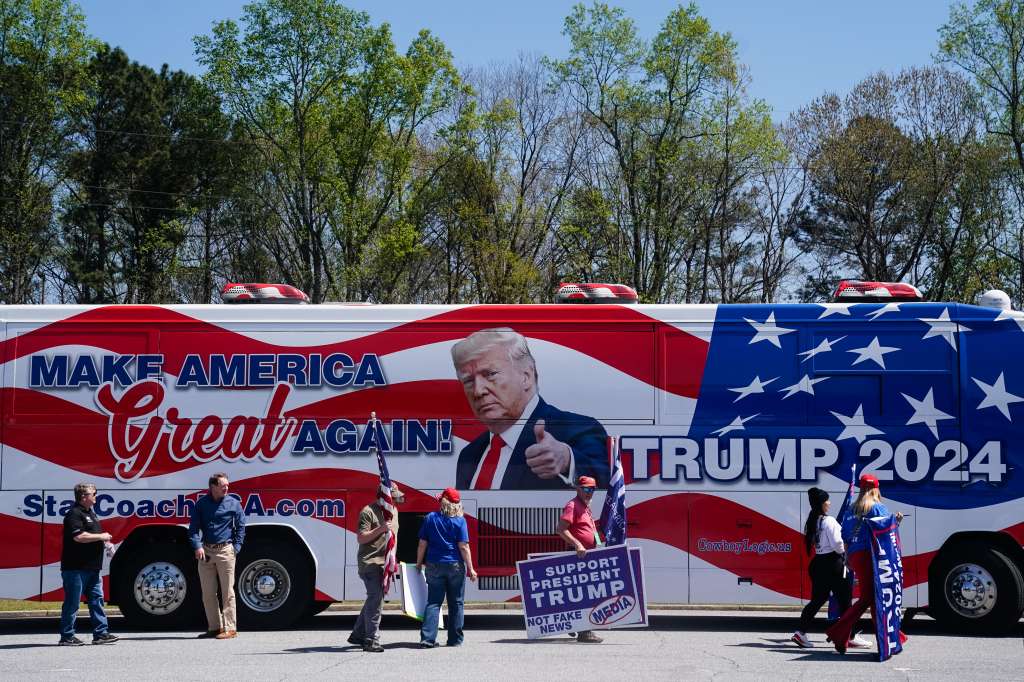Los seguidores del expresidente de los Estados Unidos, Donald Trump, se ven afuera de una parada en la gira nacional de libros del gobernador de Florida, Ron DeSantis, en Adventure Outdoors, la tienda de armas más grande del país.
