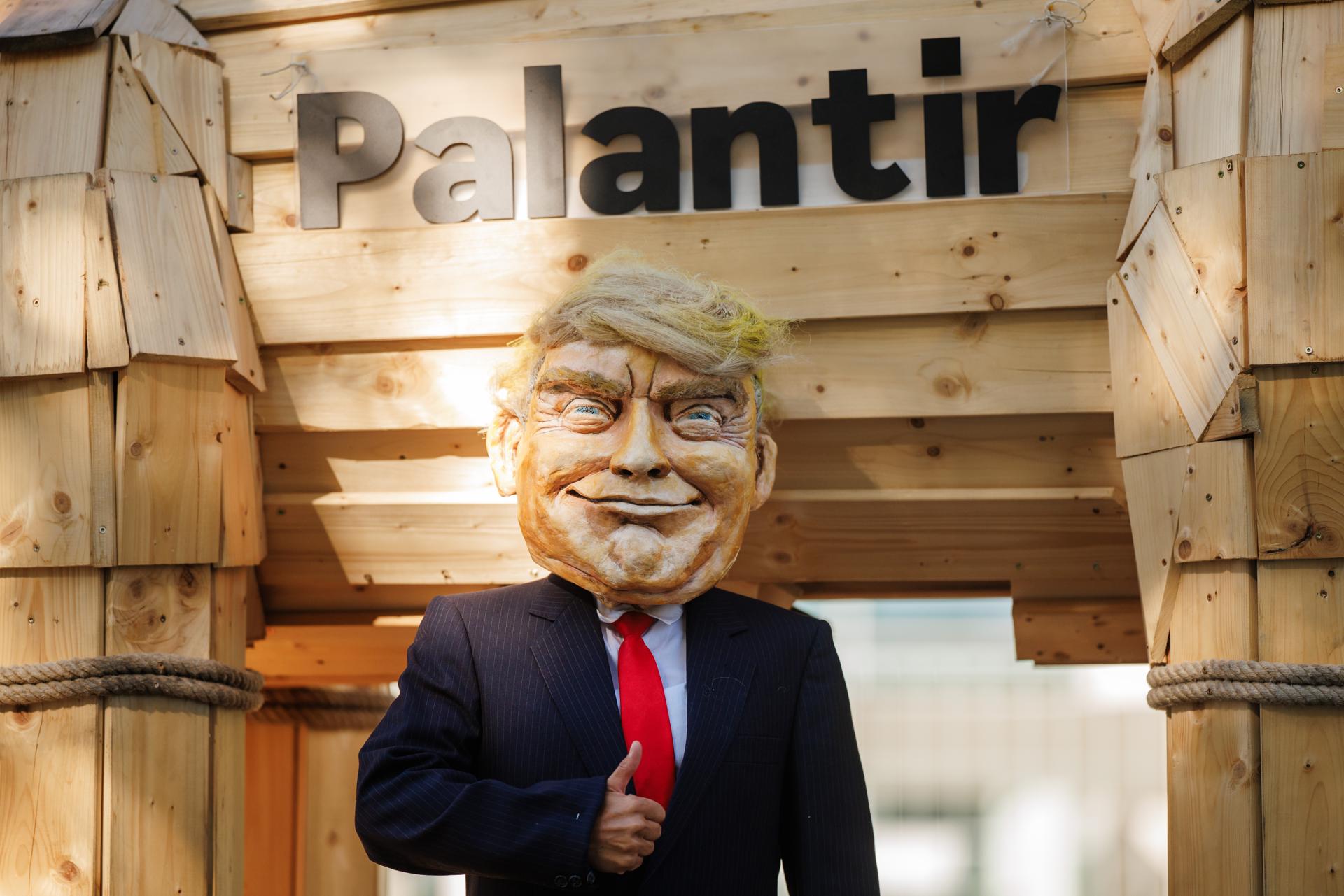 Berlin (Germany), 03/09/2025.- An activist of digital advocacy group Campact, wearing a mask resembling US President Donald J. Trump, gestures during a staged protest against the use of Palantir software prior to a meeting of the German cabinet in front of the Chancellery in Berlin, Germany, 03 September 2025. Palantir Technologies Inc. is a US company that specializes in software platforms for big data analytics. (Protestas, Alemania) EFE/EPA/CLEMENS BILAN
