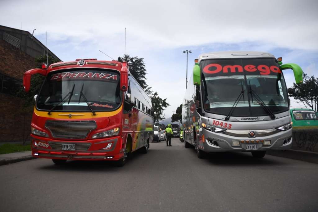 Desde las primeras horas de la mañana de este miércoles, transportadores de servicios intermunicipales salieron a protestar de manera pacífica en Bogotá.