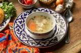 ¿Qué presa de pollo tiene menos grasa y es ideal para hacer en sopas y caldos?