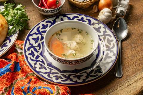 ¿Qué presa de pollo tiene menos grasa y es ideal para hacer en sopas y caldos?