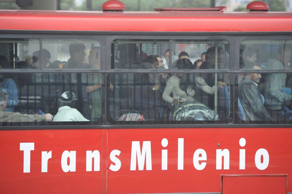 Usuarios que se ven afectados por la sobrepoblación en buses articulados y alimentadores que circulan en inmediaciones al Portal Tunal