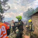 Incendio en Medellín afectó siete viviendas, los bomberos atendieron la emergencia